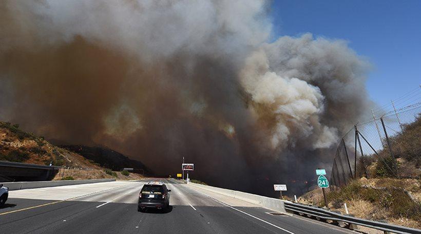 Η Καλιφόρνια φλέγεται: 10 νεκροί - Πάνω από 1.500 κτήρια στις φλόγες