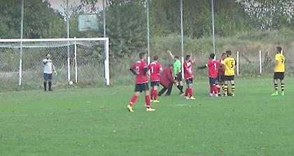 Παράγοντας σε τοπικό πήγε να κατεβάσει το σορτσάκι διαιτητή (video)