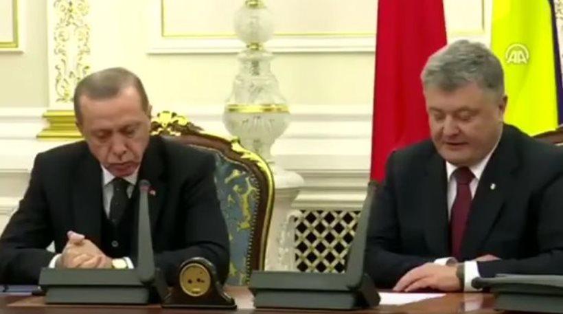 Ενώ ο Ποροσένκο μιλούσε, ο Ερντογάν... αποκοιμήθηκε!