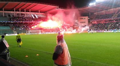 Πέταξαν δεκάδες καπνογόνα στο χορτάρι και διέκοψαν το ματς με την Εσθονία οι Βόσνιοι (videos)