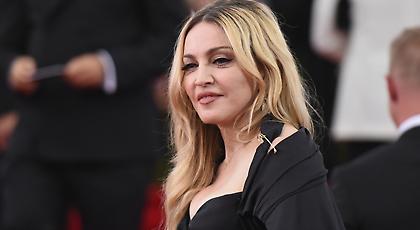 Στο πλευρό του… Σάντος η Μαντόνα! (video)