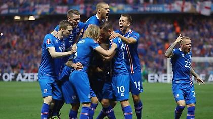 Απίστευτο: Η Εθνική Ισλανδίας πανηγύρισε την πρόκριση του Μουντιάλ πάνω σε σκηνή συναυλίας (video)