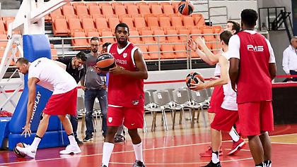 Η είσοδος του Ολυμπιακού στο γήπεδο (video)