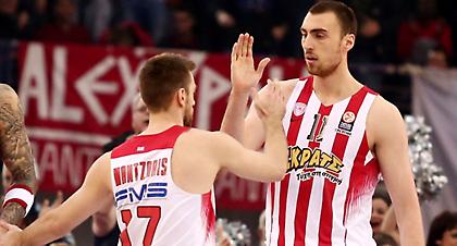 Μάντζαρης κερνάει, Μιλουτίνοφ… καρφώνει (video)