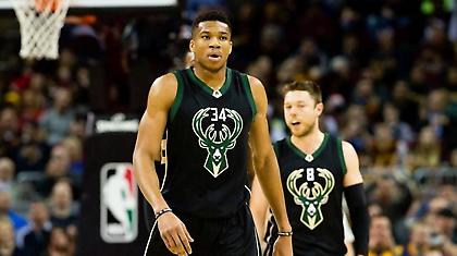 O Γιάννης μαθαίνει τον Μονρό να χορεύει (video)