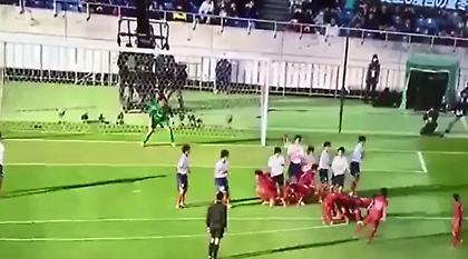 ΑΠΙΣΤΕΥΤΟ: Δεν έχεις ξαναδεί τέτοιο κόλπο σε εκτέλεση φάουλ (video)!