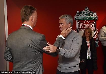 Θερμή χειραψία Μουρίνιο με Φαν Χάαλ