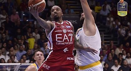 «Πήρε από το χέρι» την Αρμάνι ο Θίοντορ