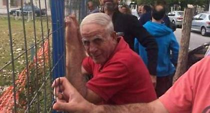 Απίστευτο: Ο σωσίας του Νίκου Αλέφαντου σε γήπεδο της Λάρισας