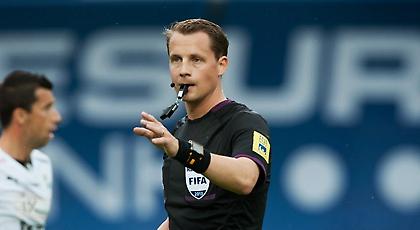 Αστυνομικός «σφυρίζει» το Μίλαν-ΑΕΚ