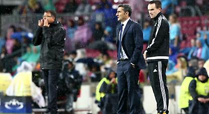 Αποθέωση για Βαλβέρδε από τους οπαδούς του Ολυμπιακού στο «Καμπ Νου» με το σκορ στο 3-0! (video)