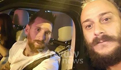Ακομπλεξάριστος ο Μέσι: Σταμάτησε σε φανάρι και έβγαλε selfie με Έλληνες οπαδούς! (pics)