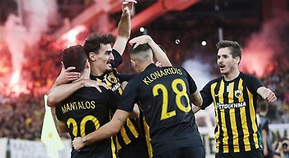 Έφτασαν στα αποδυτήρια οι παίκτες της ΑΕΚ (video)