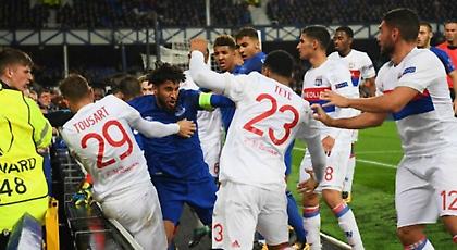 Χαμός στο Έβερτον-Λιόν, οπαδός με το παιδί του αγκαλιά πήγε να χτυπήσει παίκτες! (video)