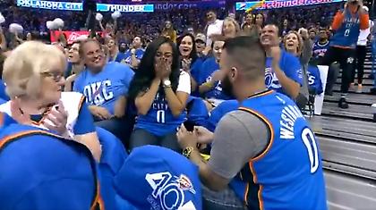 Φιλί αυτή, πρόταση γάμου αυτός (video)