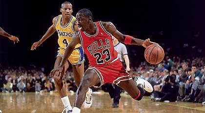 NBA: Το πρώτο καλάθι του Τζόρνταν, του Κόμπι, του Μάραβιτς και των άλλων θρύλων! (video)