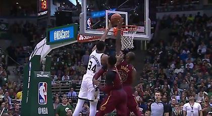 Η φοβερή τάπα του Λεμπρόν στον Γιάννη (video)