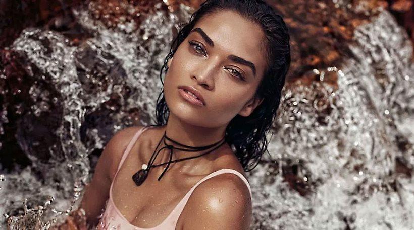 Η Σανίνα Σάικ ποζάρει και κάνει τους άντρες να παραμιλούν