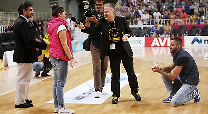 Πρόταση γάμου στο ΟΑΚΑ, στο ημίχρονο του ΑΕΚ-Ρέθυμνο! (pics/video)