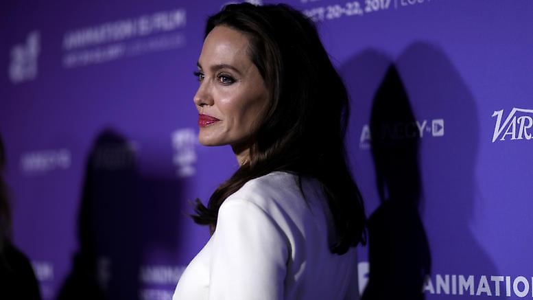 Η σοφιστικέ - σικ εμφάνιση της αιθέριας Αντζελίνας Τζολί με νέο look