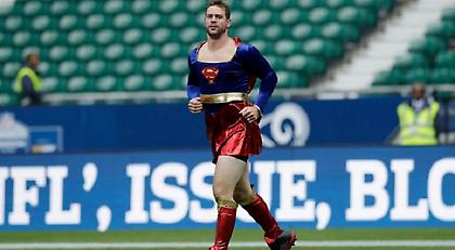 ΕΠΟΣ: Αθλητής του NFL έχασε στοίχημα κι έκανε ζέσταμα με στολή Super Girl (pics)