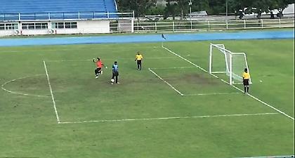 Αυτά δεν γίνονται: Γκολκίπερ πανηγύριζε, αλλά η μπάλα κατέληξε στα δίχτυα του (video)