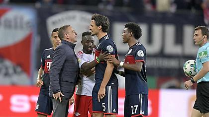 ΑΠΙΣΤΕΥΤΟ: Mπούκαρε στο γήπεδο για να δείξει στον διαιτητή μία φάση στο κινητό του!