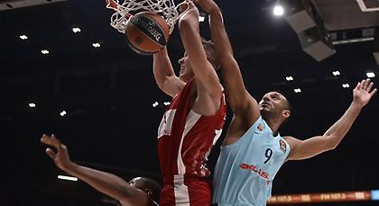 Κουρέλιασε την Μπάρτσα η Αρμάνι και πήρε πρώτη νίκη στην Ευρωλίγκα