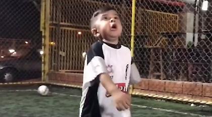 Ο πιτσιρίκος που «μιλά» στην μπάλα (video)