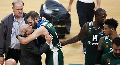 Η αγκαλιά του Θ. Γιαννακόπουλου στον Παππά (pics)