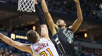 Κάρφωσε τρεις αμυντικούς των Χοκς ο Αντετοκούνμπο (video)