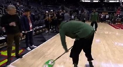 Ο Giannis τα κάνει όλα, ρίχνει κι ένα σκούπισμα (video)