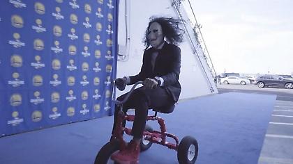 «Θεός» Κάρι, πήγε στο γήπεδο σαν… κακός από το Saw (video)