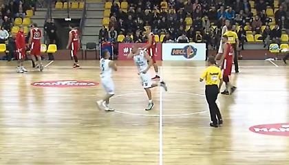 ΑΠΙΣΤΕΥΤΟ: Τον πλάκωσε μέσα στο γήπεδο ο συμπαίκτης του για μία λάθος πάσα!