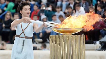 Παραδόθηκε στη Νότια Κορέα η Ολυμπιακή Φλόγα (pics)