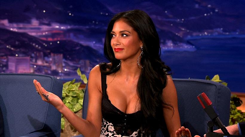 Οι σέξι πόζες της «καυτής» Νικόλ Σέρζινγκερ (pics)