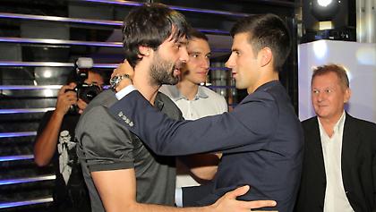 Αγκαλιά με Τεόντοσιτς και τη φανέλα του ο Τζόκοβιτς (pic)