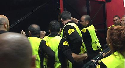 Οπαδοί της Σπαρτάκ προσπαθούν να μπουν στο γήπεδο της Σεβίλλης παρά την απαγόρευση! (videos)