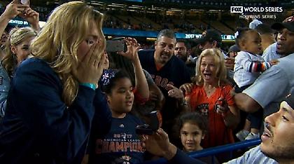 Πρόταση γάμου σε ζωντανή σύνδεση από αθλητή του μπέιζμπολ (video)