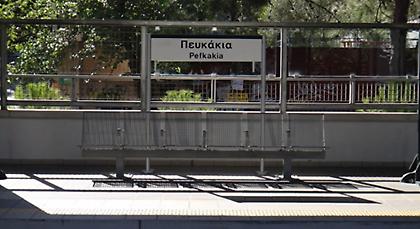 Σοβαρά επεισόδια μεταξύ οπαδών στον σταθμό στα Πευκάκια