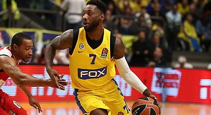 «Ξέσπασε» στην Αρμάνι η Μακάμπι!