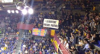 Η σιωπηλή διαμαρτυρία και το ξέσπασμα «ελευθερία» στο γήπεδο της Μπαρτσελόνα (video)