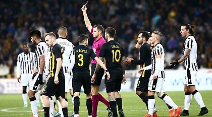 Η ΑΕΚ νίκησε και για όσο ο ΠΑΟΚ έπαιζε με 12