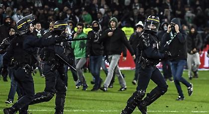 «Ντου» των οπαδών της Σεντ Ετιέν μετά το πέμπτο γκολ της Λιόν και διακοπή στο ντέρμπι! (video)