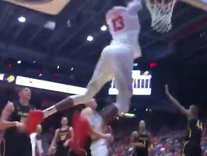 Τα πρώτα καρφώματα του Κώστα Αντετοκούνμπο στο NCAA (vids+pics)