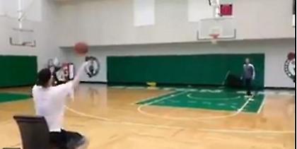 Τι κάνεις ρε Χέιγουορντ! Έβαλε τρίποντο από το κέντρο του γηπέδου καθισμένος σε καρέκλα (video)