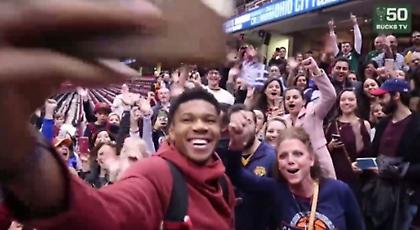 Αποθεώθηκε από ομογενείς και τραγούδησε τον Εθνικό Ύμνο μαζί τους ο Giannis! (video)