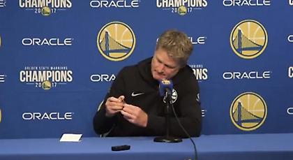 Απίστευτος Στιβ Κερ: Έκοβε τα νύχια του περιμένοντας τους δημοσιογράφους να ανεβάσουν… tweet (video)