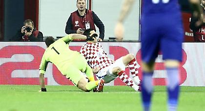 Η απίθανη γκάφα του Καρνέζη που έφερε το πέναλτι για το 1-0 της Κροατίας (video)