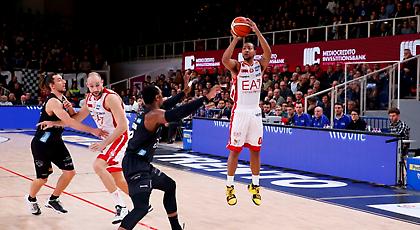 Άνετα η Αρμάνι, στην παράταση ο Μπράμος